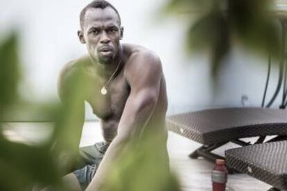 Usain Bolt em sua casa, depois de uma sessão de natação para se recuperar de uma lesão no tornozelo ocorrida no início do ano.