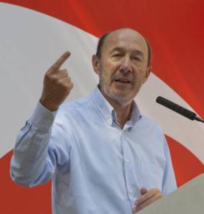 El secretario general del PSOE, Alfredo Pérez Rubalcaba, durante su intervención en la Fiesta de la Rosa del PSC celebrada en Gavá. EFE/Archivo