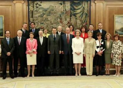 Los Reyes posan junto con Zapatero y los 16 nuevos ministros en La Zarzuela.