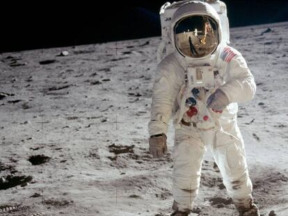 Aldrin, en la Luna. En el casco se reflejan Armstong y el módulo lunar 'Águila'.