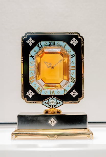 Un reloj misterioso —se los llama así por la ilusión óptica que crean sus agujas, que parecen flotar— de 1920 hecho en oro, platino, citrinos, diamantes, esmalte y ebonita.