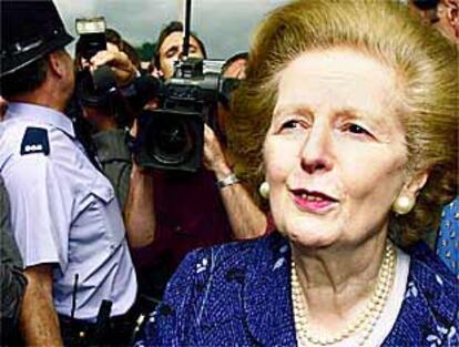 La ex primera ministra Margaret Thatcher habla con la prensa tras hacer campaña en un supermercado.