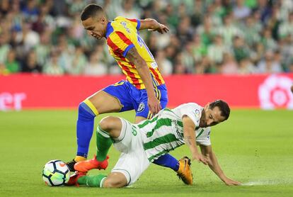 Guardado puntea el balón frente a Rodrigo durante un partido contra el Valencia.