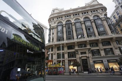 La Casa Matesanz, una de las obras del arquitecto gallego Antonio Palacios en la Gran Vía. Este inmueble, ubicado en el número 27 de una de las principales arterias comerciales y turísticas de Madrid, fue construido para albergar almacenes comerciales. La construcción se levantó entre 1919 y 1923. Para Miguel Ángel Baldellou, catedrático de composición arquitectónica, Madrid le debe a Palacios "el aire urbano que tiene ahora con piezas singulares que no desentonan".