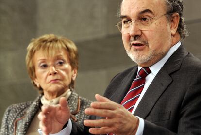 María Teresa Fernández de la Vega y Pedro Solbes, durante la rueda de prensa posterior al Consejo de Ministros, en febrero de 2006.