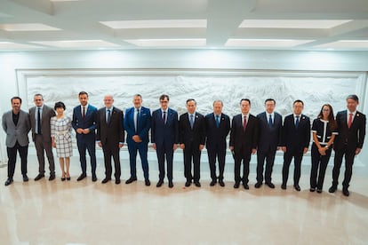 El presidente de la Generalitat Salvador Illa ha mantenido este lunes una reunión con el director del Consejo de Promoción del Comercio Exterior de China, Ren Hongbin, durante su viaje oficial a China. 