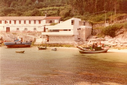 Refugio A Roiba, en Bueu (Pontevedra), por Ramón Vázquez Molezún.