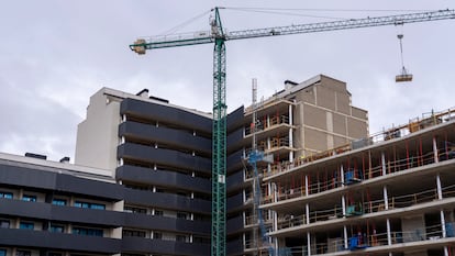 Vista de un edificio de viviendas en construcción.