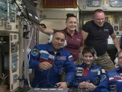 Todos los miembros de la expedici&oacute;n 42 en la Estaci&oacute;n Espacial Internacional, con Serova (arriba) y Cristoforetti.