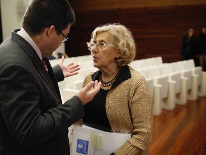 La alcaldesa de Madrid, Manuela Carmena, y el concejal de Economía, Carlos Sánchez Mato.