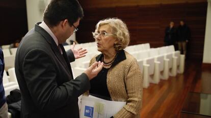 La alcaldesa de Madrid, Manuela Carmena, y el concejal de Economía, Carlos Sánchez Mato.