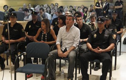 27 de junio de 2011. El exportavoz de Batasuna Arnaldo Otegi (delante, 2d), en el banquillo de la Audiencia Nacional durante el juicio que se sigue contra él, el exsecretario general de LAB Rafa Díez Usabiaga (tercera fila, 2d) y otros seis dirigentes "abertzales", para quienes el fiscal pide 10 años de cárcel por intentar reconstruir la formación ilegalizada a través del grupo Bateragune. 