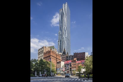 El edificio de apartamentos de Frank Gehry en el número 8 de la calle Spruce fue saludado por el crítico de The New York Times Nicolai Ouroussoff (en febrero de 2011) como “el mejor rascacielos erigido en Nueva York desde que hace 46 años se levantó el edificio de la CBS de Eero Saarinen”. Tiene 76 pisos y mide 265 metros.