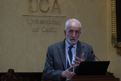 El académico de la lengua Salvador Gutiérrez Ordóñez, responsable del 'Diccionario Panhispánico de Dudas', en la Facultad de Medicina de Cádiz, este martes.