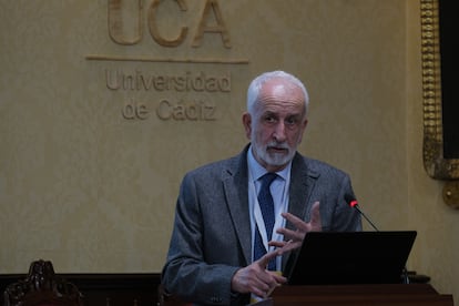 El académico de la lengua Salvador Gutiérrez Ordóñez, responsable del 'Diccionario Panhispánico de Dudas', en la Facultad de Medicina de Cádiz, este martes.