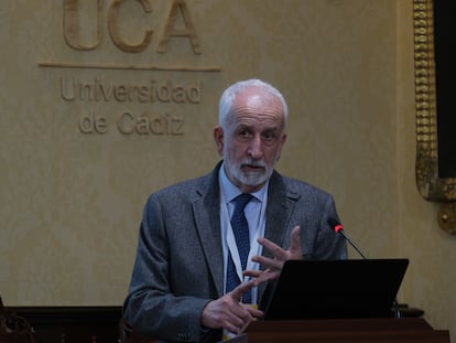 El académico de la lengua Salvador Gutiérrez Ordóñez, responsable del 'Diccionario Panhispánico de Dudas', en la Facultad de Medicina de Cádiz, este martes.