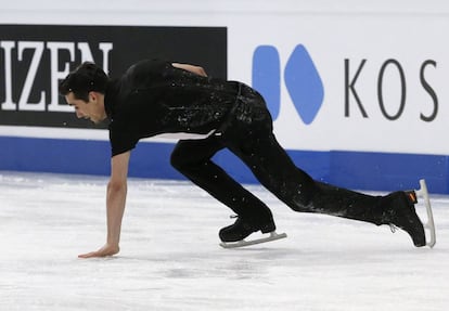 Javier Fernández, se levanta tras caerse al suelo, durante su ejercicio en la final.