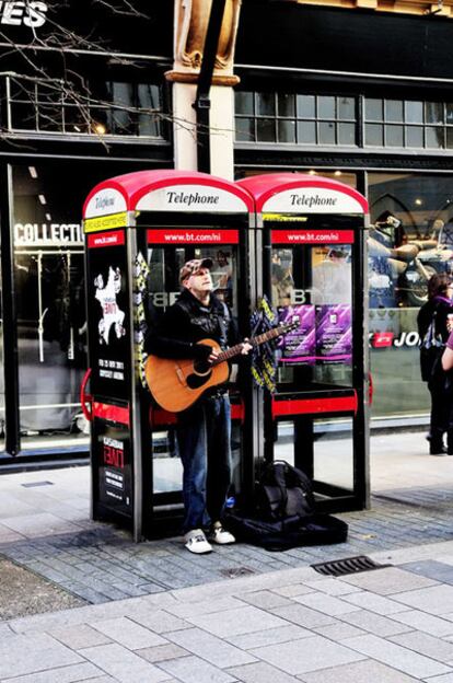 Un músico callejero en Castle Lane, Belfast