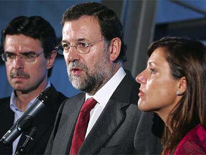 Rajoy, junto al presidente del PP de Canarias, José Manuel Soria, y la presidenta del partido en Tenerife, Cristina Tavío.