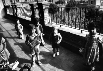 Varios niños en una guardería de Madrid, en octubre de 1977.