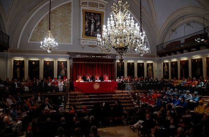 La rectora de la Universidad de Valencia, Mavi Mestre (2d), y el presidente de la Generalitat Carlos Mazón (2i), en el paraninfo de la Universitat de València. 