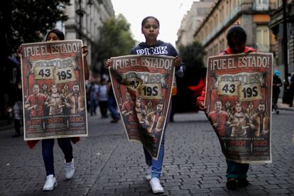 Manifestantes participan en una marcha para conmemorar el 50 aniversario de la masacre estudiantil de 1968, perpetrada por las fuerzas armadas mexicanas, el 2 de octubre de 2018.