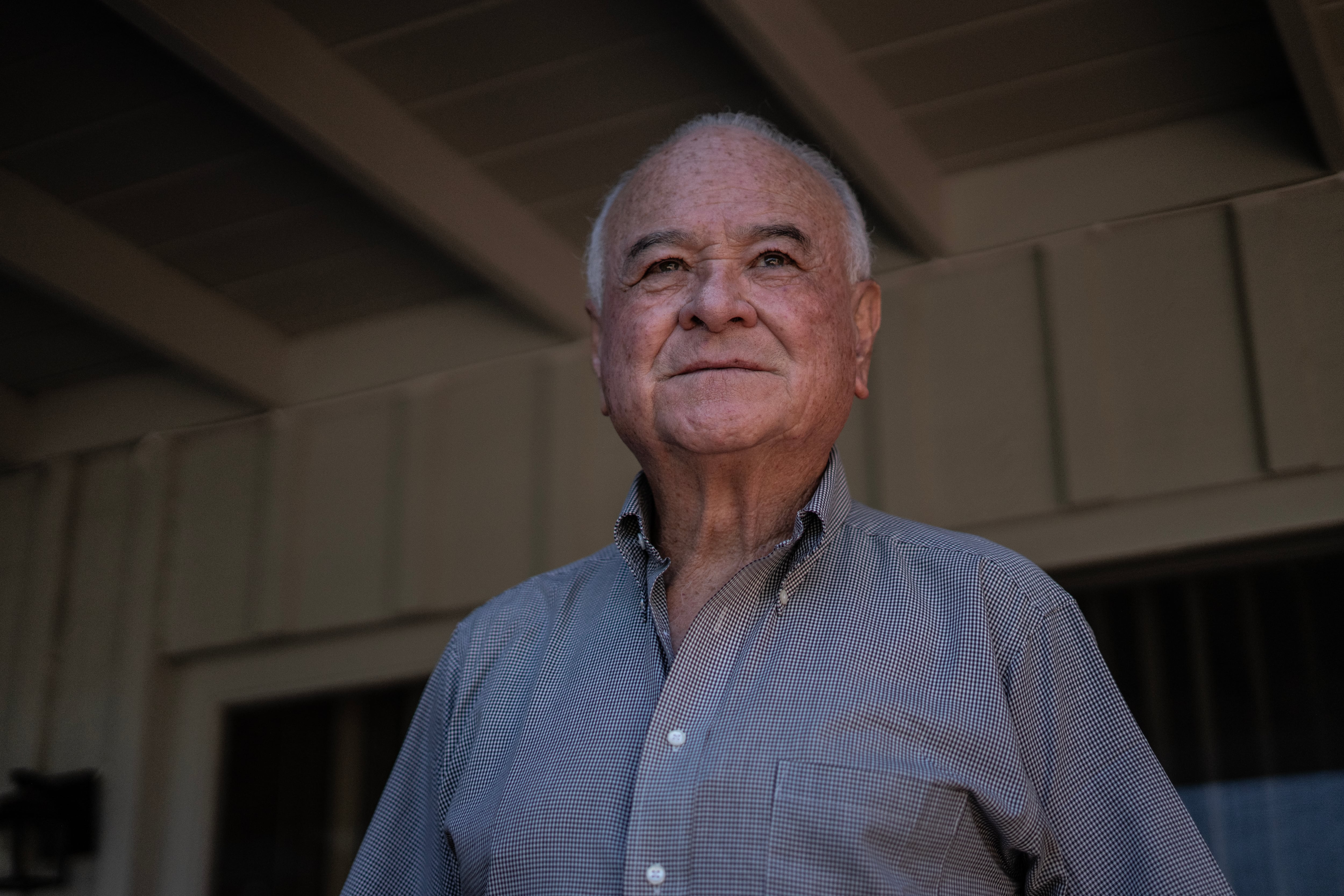 Ernesto Ruffo Appel en el patio de la casa donde permanece en prisión domiciliara, en Ensenada, Baja California, el 2 de Octubre de 2026.