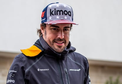 El piloto asturiano Fernando Alonso volverá a competir en el Mundial de Fórmula Uno en 2021, y lo hará de la mano de Renault, con la que ganó sus dos títulos mundiales -2005 y 2006-, en la que será su tercera etapa en la escudería francesa. El piloto decidió marcharse de la F1 al concluir el 2018, acumulando 17 temporadas en la categoría reina del automovilismo con un balance de dos títulos mundiales, 32 victorias, 22 poles y 97 podios. Un retiro temporal que, como anunció Renault este miércoles, concluirá el próximo año.