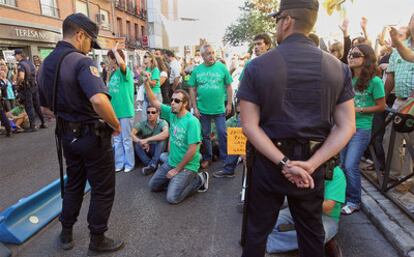 Varios centenares de profesores se congregan esta mañana a las puertas del colegio Fernando el Católico.