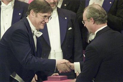 Tim Hunt recibe en 2001 el Premio Nobel de Medicina y Fisiología de manos del rey Carlos Gustavo de Suecia.