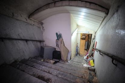 Escaleras del antiguo vestíbulo cerrado de la estación de metro de Ventas.