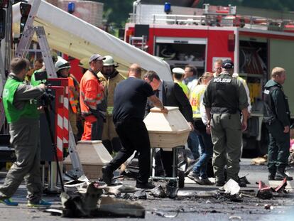 Empresas funerarias hacen llegar ataúdes a la zona del accidente, que dejó presuntamente 18 muertos.