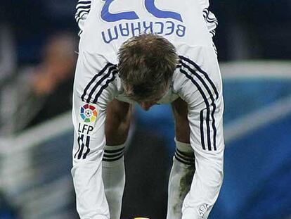 Beckham se dispone a lanzar una falta.