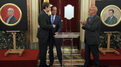 Zapatero, Bono y Rojo, entre los retratos de Manuel Azaña y Adolfo Suárez.