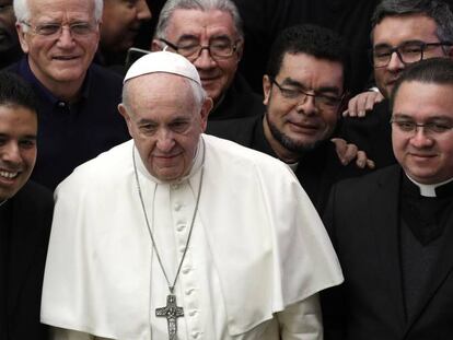 O papa Francisco, rodeado de sacerdotes, no Vaticano.