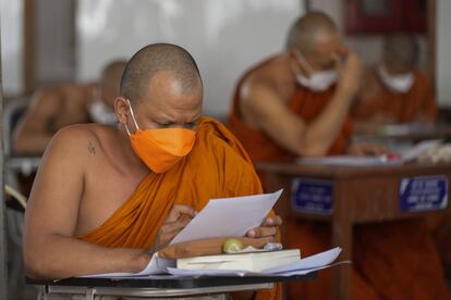 Varios monjes budistas realizan una prueba de la lengua pali en Wat Molilokayaram, en Bangkok (Tailandia). La lengua pali es un dialecto del indio medio en que se escribió la más antigua tradición budista y que hoy usan como lengua litúrgica los budistas en Sri Lanka, Indochina, Tailandia y Nepal.