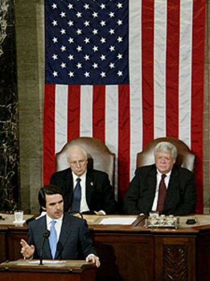José María Aznar, en un momento de su discurso en el Congreso de Estados Unidos. Detrás de él, el vicepresidente Dick Cheney, a la izquierda, y el presidente de la Cámara, Dennis Hastert.