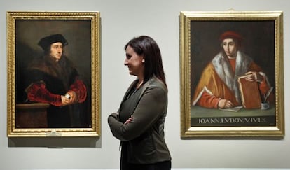 La consejera de Cultura, María José Català, junto a los retratos de Moro y Joan Lluís Vives.