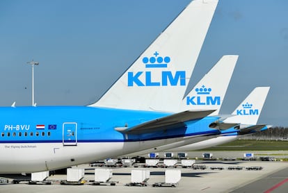 Aviones de KLM aparcado en el aeropuerto de Ámsterdam-Schipol, el pasado abril.