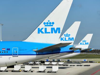 Aviones de KLM aparcado en el aeropuerto de Ámsterdam-Schipol, el pasado abril.