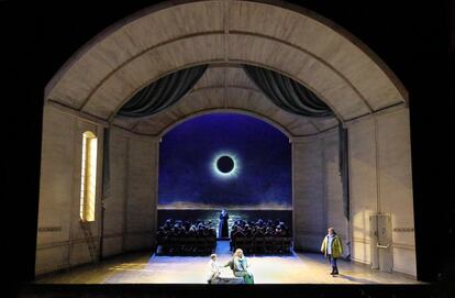 Eclipse de luna en la primera escena del segundo acto, con la comunidad asistiendo al fondo al servicio religioso dominical y, en primer plano, el niño aprendiz, Ellen Orford y Peter Grimes.