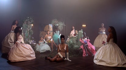 Una escena del álbum visual 'Black is King' de Beyoncé con su hija Blue Ivy Carter al fondo de la imagen.