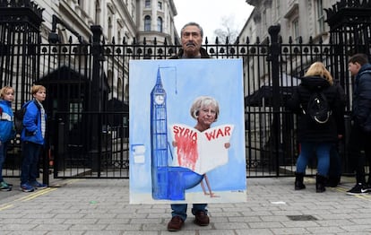 Un hombre protesta contra la acción militar en Siria junto a Downing Street.