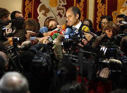 Francisco Camps, ayer, en la declaración realizada tras la toma de posesión del nuevo Síndic de Greuges en las Cortesa Valencianas.
 / carles francesc
Miembros del Consell, ayer, en la toma de posesión de José Cholbi como Síndic de Greuges.