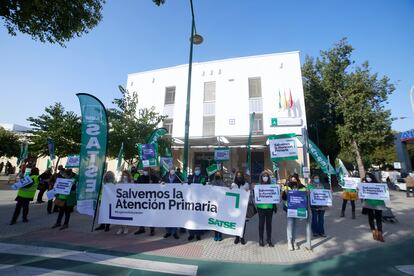 Protesta del sindicato Satse a favor de la atención primaria, en Sevilla hace un mes. 