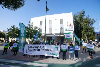 Protesta del sindicato Satse a favor de la atención primaria, en Sevilla hace un mes.