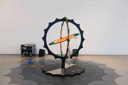 'Brújula' (2025), obra de la artista chilena Nicole L’Huillier incluida en la exposición 'Visiones cuánticas', en el Centro Internacional de Cultura Contemporánea Tabakalera de San Sebastián. La escultura se puede tocar y reacciona a la voz del visitante.