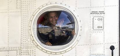 La española Marta Miguel sonríe desde el hidroavión en el aeropuerto internacional de Kota Kinabalu en Malasia.