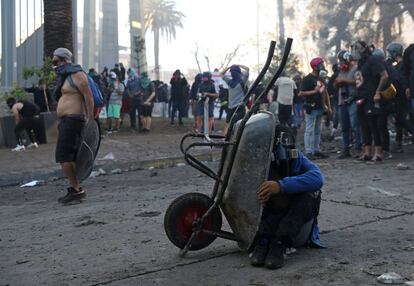 Las protestas se extendieron a lo largo de la tarde en Santiago de Chile, pese a las restricciones de la pandemia.