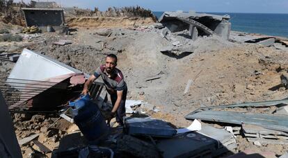 Un palestino inspecciona una base de Yihad islámica destruida durante los bombardeos israelíes, en la franja de Gaza.